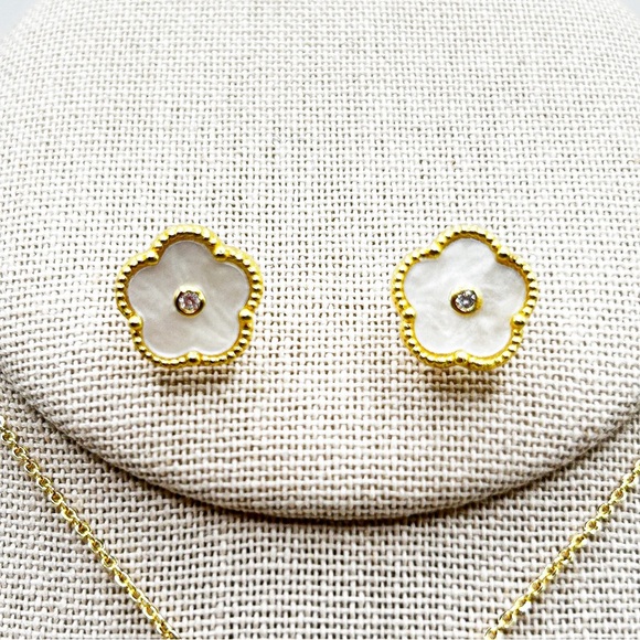 NWOT 18k GP stainless steel aqua colored clover set, necklace is adjus to 18” - Picture 9 of 16